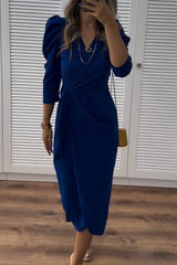 Elegancka damska sukienka o dopasowanym kroju, z dekoltem w kształcie litery V