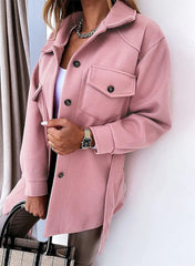 Wełniany płaszcz z długimi rękawami i klapami zapinanymi na guziki