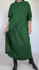 Damska sukienka z okrągłym dekoltem i jedną kieszenią