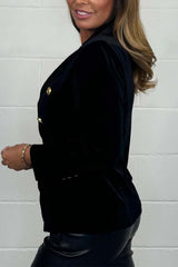 Trendy w modzie damskiej marynarki z aksamitnymi złotymi guzikami