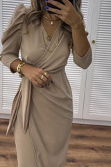 Elegancka damska sukienka o dopasowanym kroju, z dekoltem w kształcie litery V