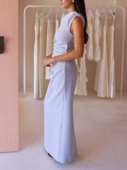 Elegancka plisowana sukienka maxi z odkrytymi ramionami i rozcięciem u dołu