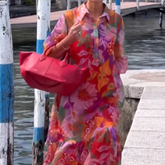 Czerwona sukienka z szyfonu z nadrukiem kwiatowym