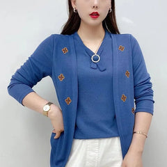 Elegancki damski top z haftowanym kwiatowym dekoltem i dekoltem w kształcie litery V