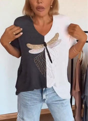 Damska koszulka casualowa z dekoltem w serek i kontrastowym nadrukiem ważki