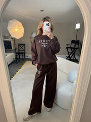 Luźny, dwuczęściowy kostium damski z okrągłym dekoltem