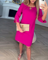 Elegancka sukienka w jednolitym kolorze z prostą, pustą linią