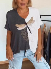 Damska koszulka casualowa z dekoltem w serek i kontrastowym nadrukiem ważki