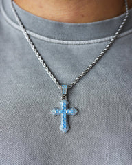 Srebrny wisiorek z diamentowym krzyżem