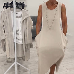 Prosta sukienka bez rękawów z kieszeniami