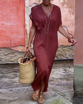 Sukienka w jednolitym kolorze z rozcięciem w serek i guzikami