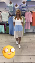 Sukienka z dekoltem w serek i blokiem kolorów, krótki rękaw