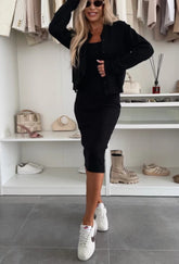 Komplet obcisłej sukienki i marynarki na ramiączkach typu spaghetti