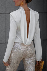 Satynowa koszula z łańcuszkiem na plecach i rozszerzane spodnie o dopasowanym kroju z cekinami