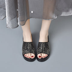 Błyszczące sandały klinowe dla kobiet