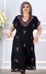 Czarna sukienka w kwiaty