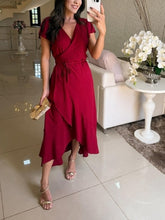 Damska sukienka z dekoltem w serek i sznurowaniem w jednolitym kolorze