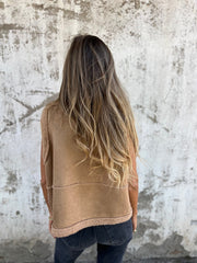 Jednoczęściowa kamizelka ze sztucznego futra z klapami i kieszeniami