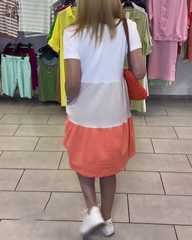 Sukienka z dekoltem w serek i blokiem kolorów, krótki rękaw