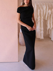 Elegancka plisowana sukienka maxi z odkrytymi ramionami i rozcięciem u dołu