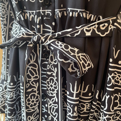 Damska luźna sukienka z nadrukiem i dekoltem w serek