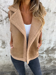 Jednoczęściowa kamizelka ze sztucznego futra z klapami i kieszeniami