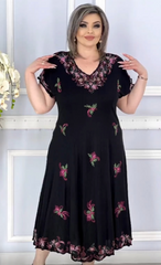 Czarna sukienka w kwiaty