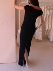 Elegancka plisowana sukienka maxi z odkrytymi ramionami i rozcięciem u dołu