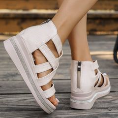 Swobodny oddychanie kobiet na sandałach platformowych ortopedycznych