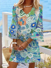 Sukienka z dekoltem w serek i rękawami typu trąbka w świeżym print