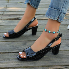 Eleganckie sandały obcasowe na letnich blokach na letnie podsumowanie