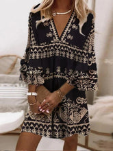 Sukienka z dekoltem w serek i rękawami typu trąbka w świeżym print