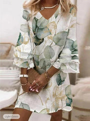 Sukienka z dekoltem w serek i rękawami typu trąbka w świeżym print