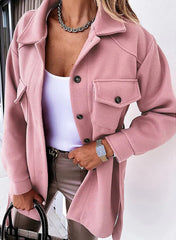 Wełniany płaszcz z długimi rękawami i klapami zapinanymi na guziki