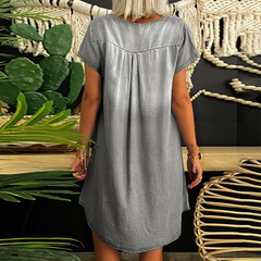 Damska sukienka jeansowa z dekoltem w serek i krótkimi rękawami