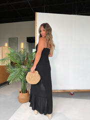 Regulowana sukienka maxi z wiązaniem z przodu i falbankami z tyłu