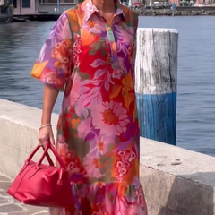 Czerwona sukienka z szyfonu z nadrukiem kwiatowym