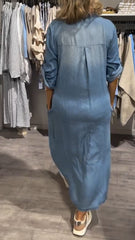 Stylowa damska sukienka z długim denimowym kołnierzykiem i guzikami