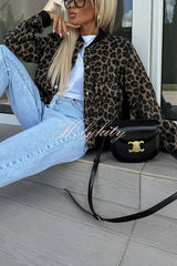 Luźna kurtka bomber z nadrukiem w panterkę, zapinana na guziki i kieszenią z klapką