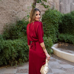 Satynowa sukienka midi z okrągłym dekoltem i krótkim rękawem w jednolitym kolorze