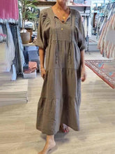 Damska luźna sukienka z dekoltem w serek i wiązaniem w jednolitym kolorze, wykonana z bawełny i lnu