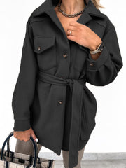 Wełniany płaszcz z długimi rękawami i klapami zapinanymi na guziki