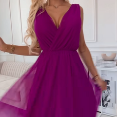 Sukienka z szyfonu bez rękawów i dekoltem w serek