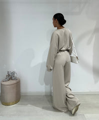 Luźny, dwuczęściowy kostium damski z okrągłym dekoltem
