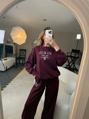 Luźny, dwuczęściowy kostium damski z okrągłym dekoltem