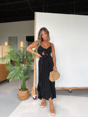 Regulowana sukienka maxi z wiązaniem z przodu i falbankami z tyłu