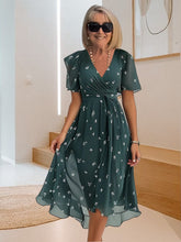 Sukienka swobodna z prostym nadrukiem i dekoltem w serek