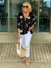 Elegancka koszula z kwiatowym wzorem i guzikami