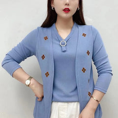 Elegancki damski top z haftowanym kwiatowym dekoltem i dekoltem w kształcie litery V