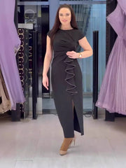 Elegancka sukienka z rozcięciem i falbanką